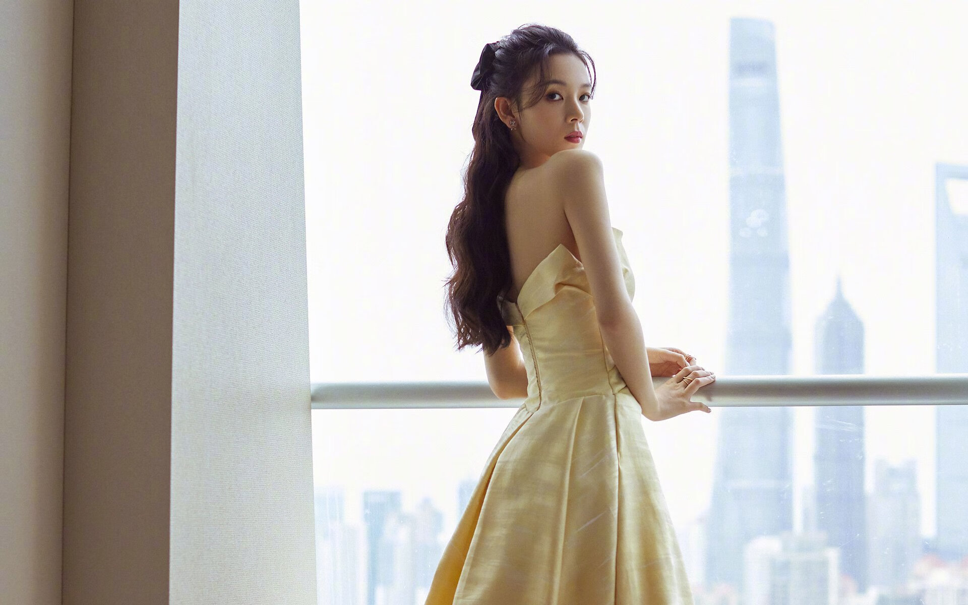 场边摄像机捕捉到战术信号板更换引发战术变化猜测，战术摄像头